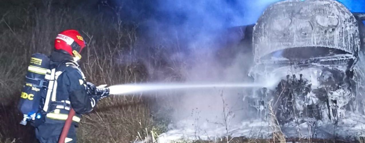 Se incendia un vehículo tras accidentarse por un jabalí
