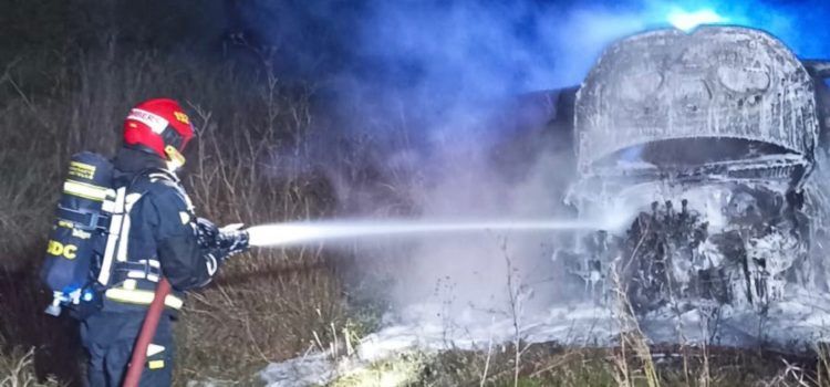 Se incendia un vehículo tras accidentarse por un jabalí