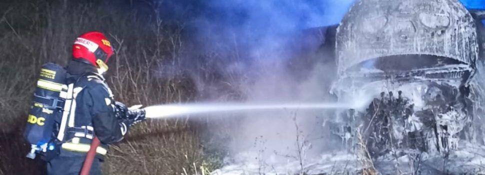 Se incendia un vehículo tras accidentarse por un jabalí