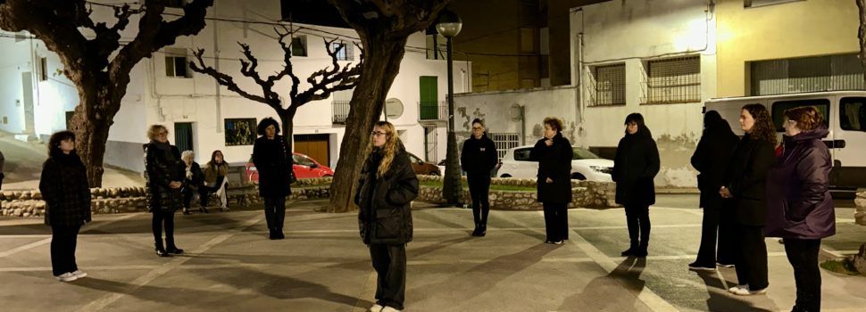 Alcanar tanca un mes d’accions pel 25N alçant la veu per les dones que ja no la tenen