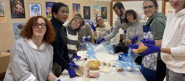 Solidaridad en la escuela Divina Providencia: familias colaboran con un desayuno solidario a favor de Cáritas