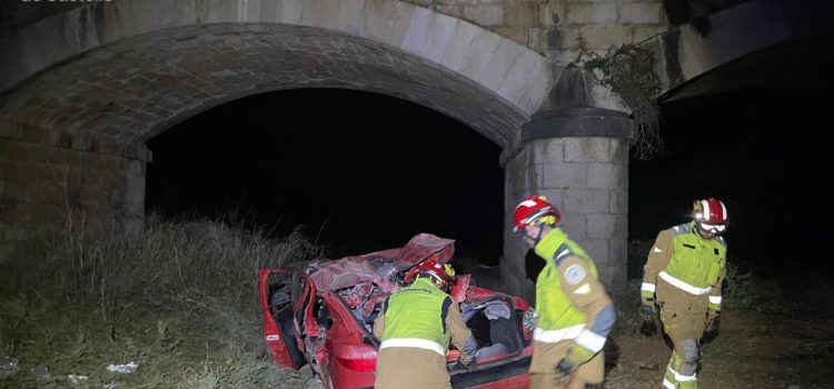 Dos personas fallecidas y tres heridas en un accidente en la carretera de Ares a Benassal