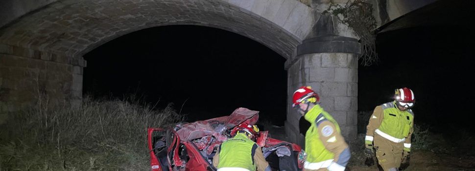 Dos personas fallecidas y tres heridas en un accidente en la carretera de Ares a Benassal