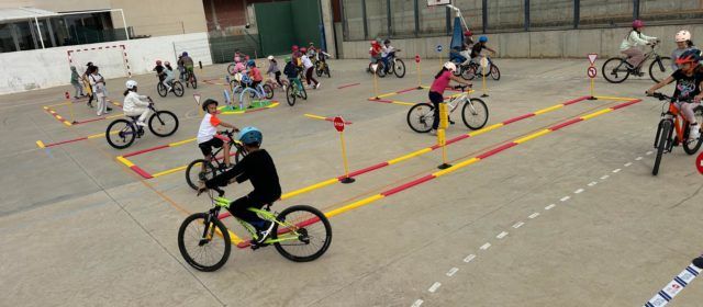 La Policia Local d’Alcalà-Alcossebre estrena parc mòbil per a impartir educació viària en els centres educatius