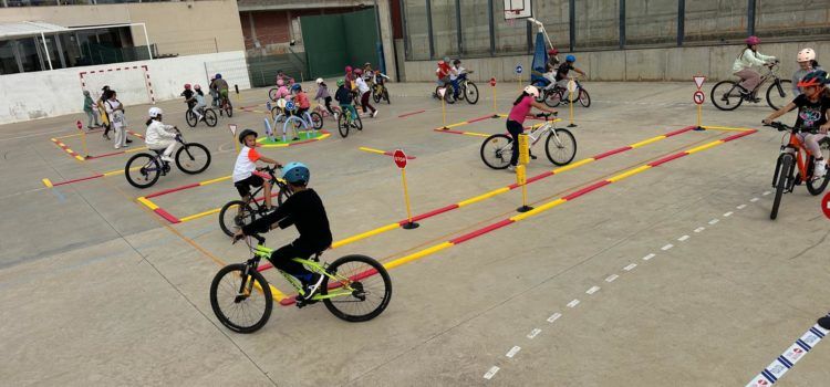 La Policia Local d’Alcalà-Alcossebre estrena parc mòbil per a impartir educació viària en els centres educatius