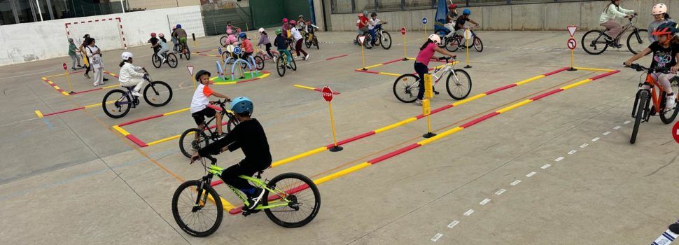 La Policia Local d’Alcalà-Alcossebre estrena parc mòbil per a impartir educació viària en els centres educatius