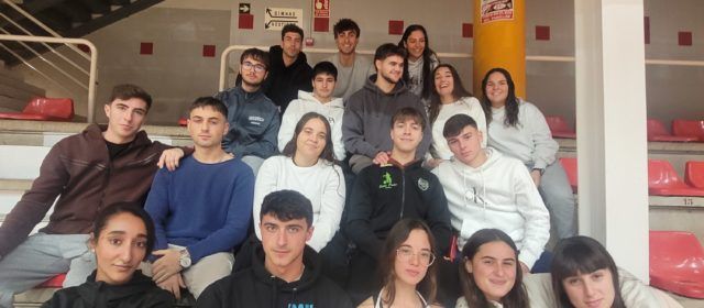 L’alumnat de Tècnic d’Ensenyament i Animació Sociodeportiva de l’IES Joan Coromines assisteix a un partit del Club Bàsquet Benicarló