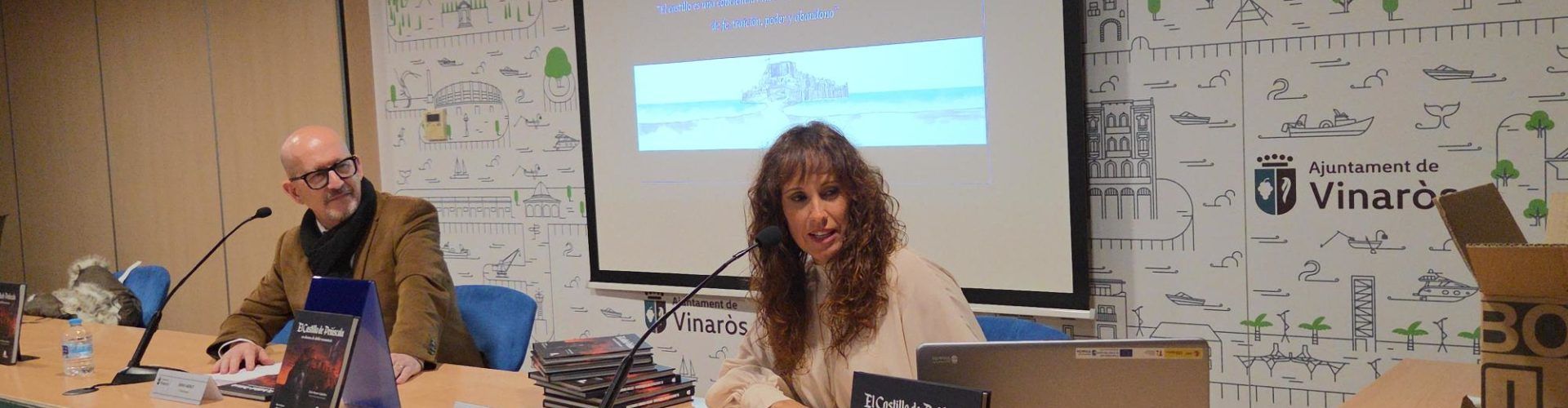 Ester Forner presenta el seu últim llibre, dedicat al castell de Peníscola