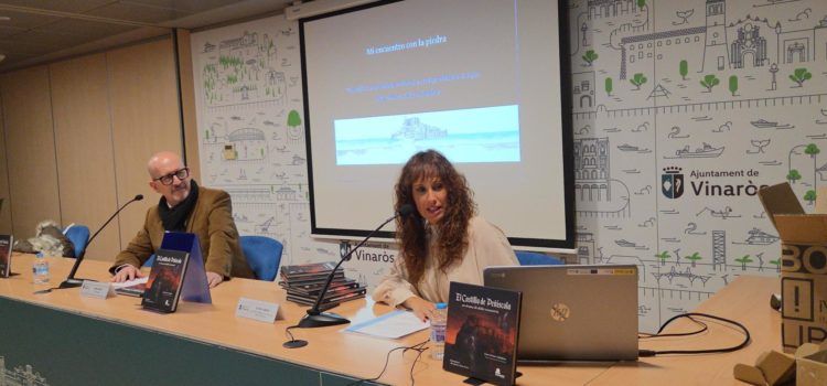 Ester Forner presenta el seu últim llibre, dedicat al castell de Peníscola
