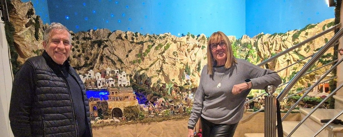 Visita al artesanal y realista belén de Rosa Mari Orts y Enrique Galisteo