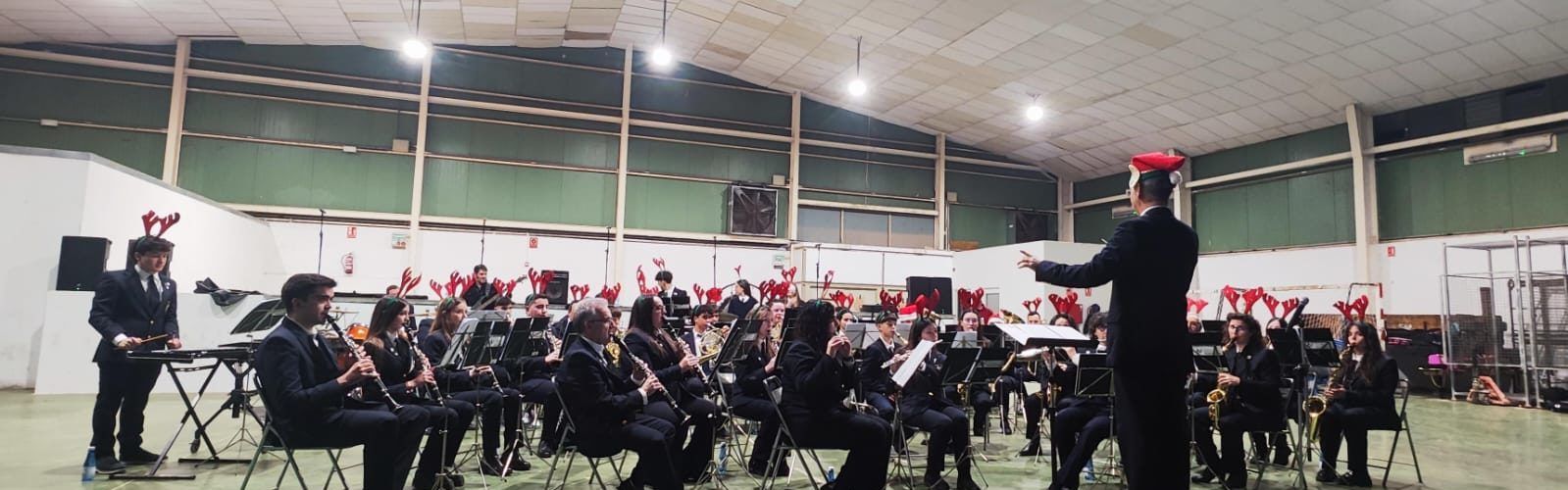 La música de la banda, la rondalla i el cor de Benassal inauguren el Nadal al poble