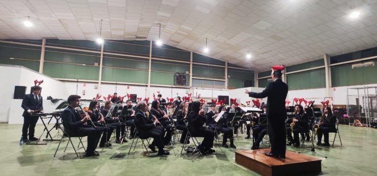 La música de la banda, la rondalla i el cor de Benassal inauguren el Nadal al poble