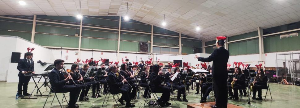 La música de la banda, la rondalla i el cor de Benassal inauguren el Nadal al poble