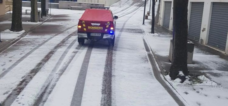 La vital tasca dels bombers voluntaris de Benassal en l’últim temporal de neu