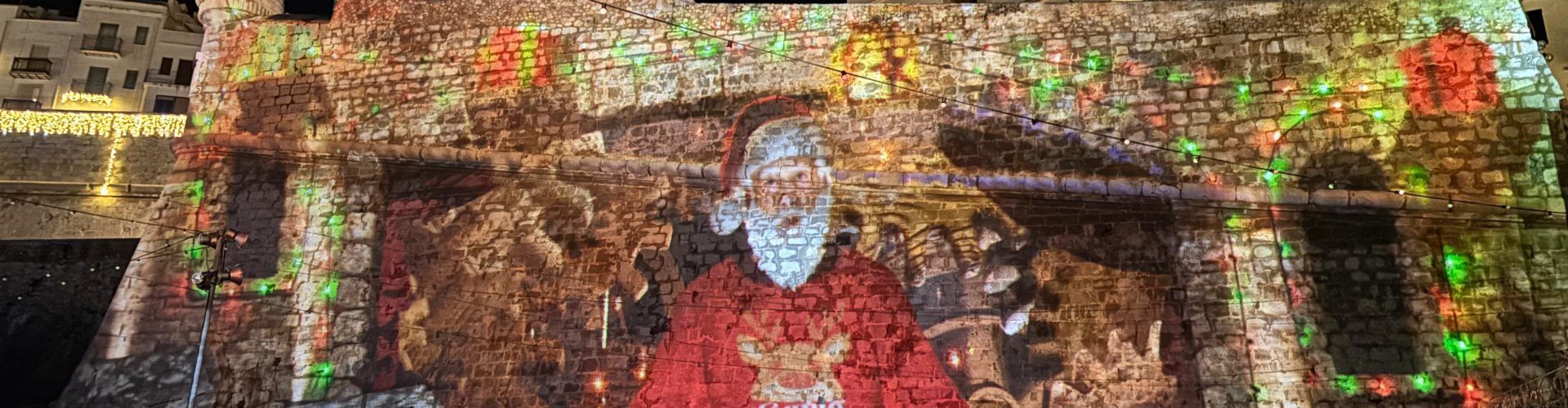 La muralla norte de Peñíscola cobra vida con la magia de la Navidad 