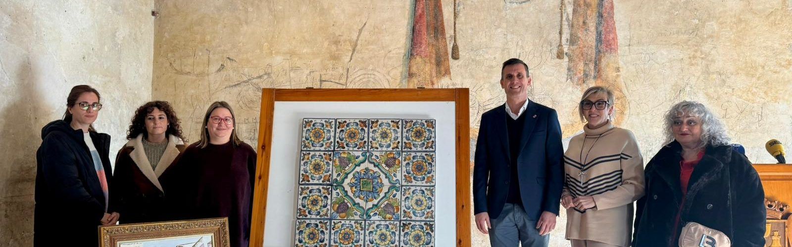 La Diputació posa en valor el patrimoni de Càlig amb la restauració del panell ceràmic del Palau dels Vallterra