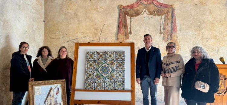 La Diputació posa en valor el patrimoni de Càlig amb la restauració del panell ceràmic del Palau dels Vallterra