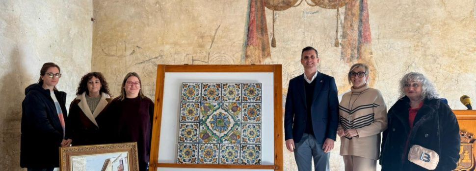 La Diputació posa en valor el patrimoni de Càlig amb la restauració del panell ceràmic del Palau dels Vallterra