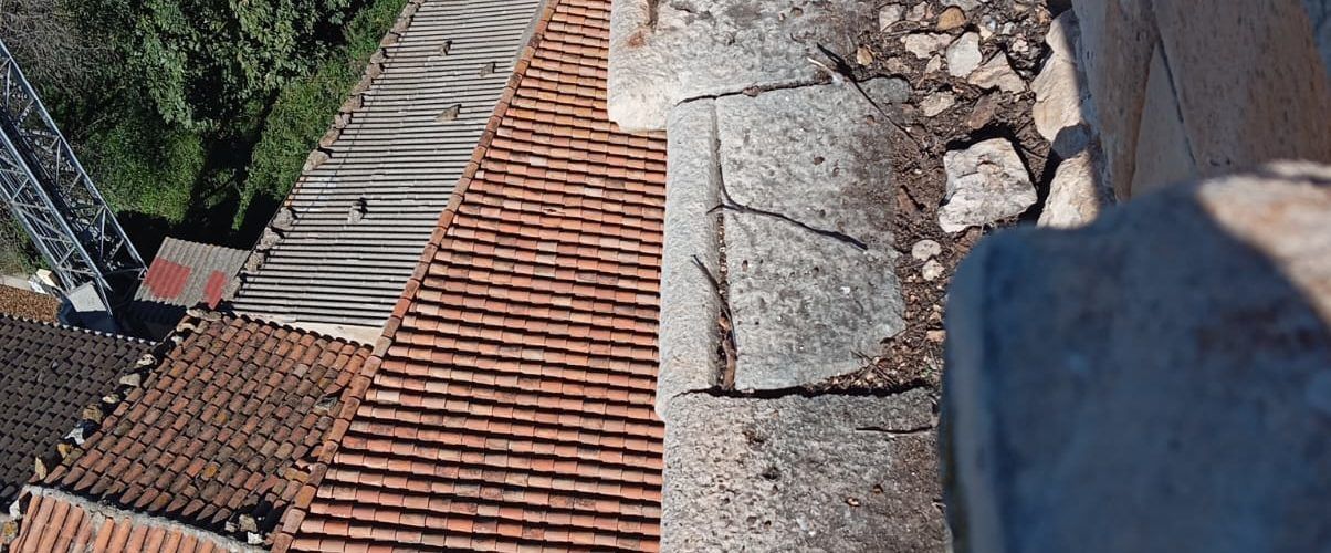 Albocàsser neteja la part alta del campanar