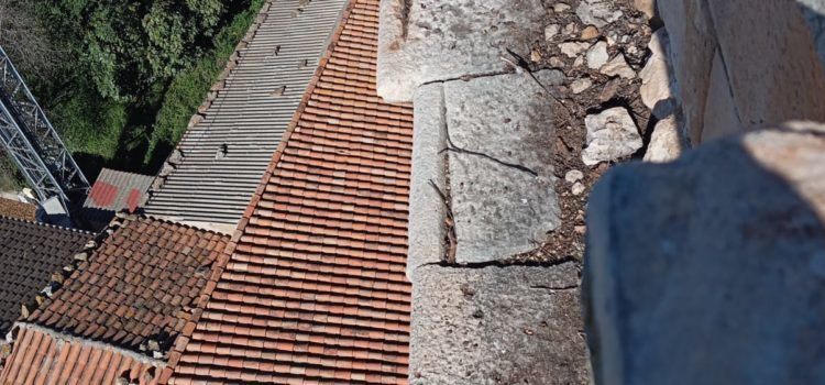 Albocàsser neteja la part alta del campanar