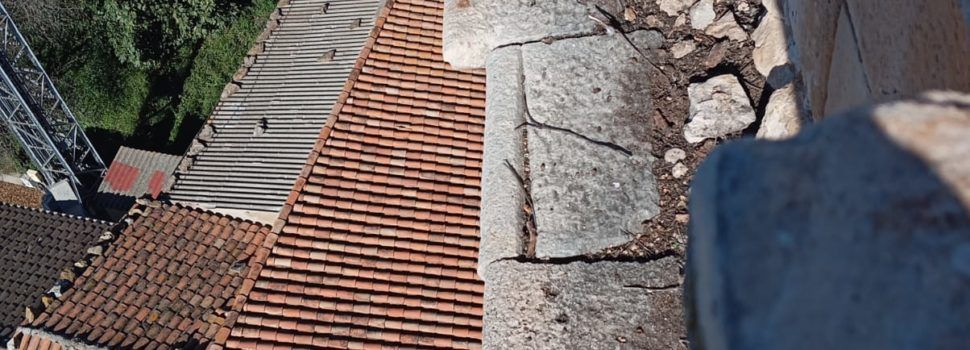Albocàsser neteja la part alta del campanar