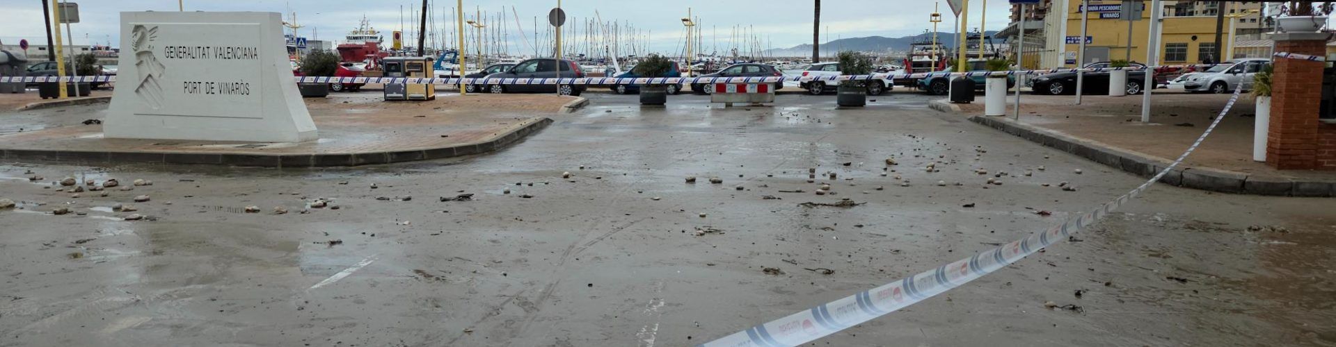 El fort temporal llança pedres i arena de la platja al passeig