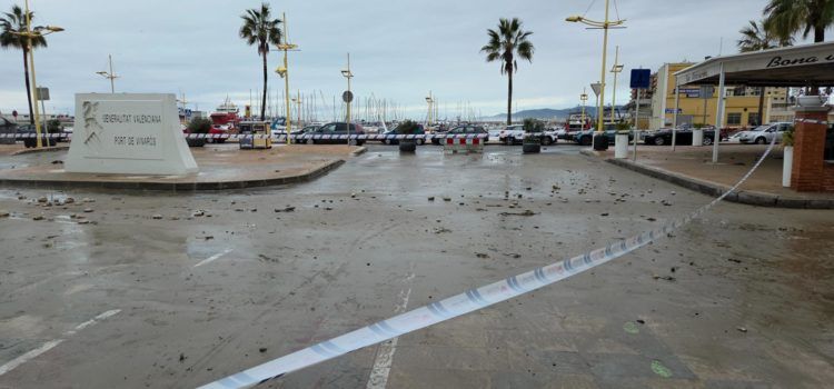 El fort temporal llança pedres i arena de la platja al passeig