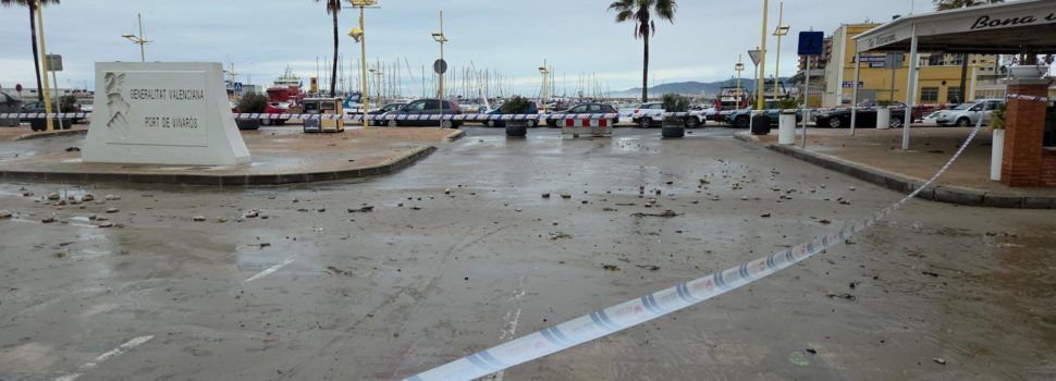 El fort temporal llança pedres i arena de la platja al passeig
