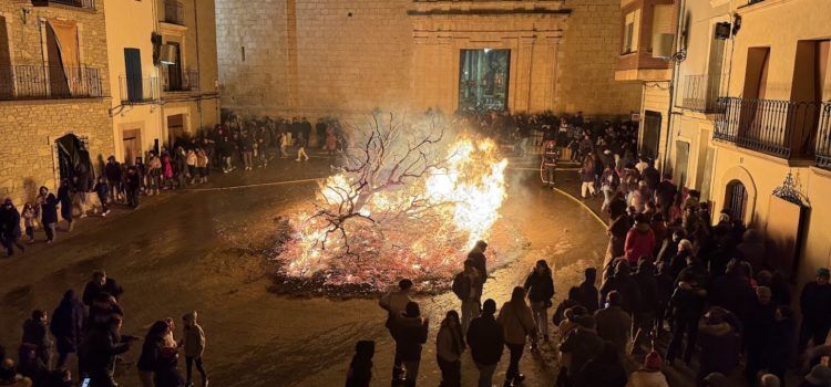 El foc il·lumina la festa de Sant Antoni en Albocàsser