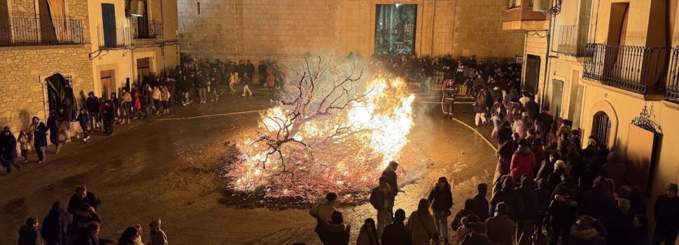El foc il·lumina la festa de Sant Antoni en Albocàsser