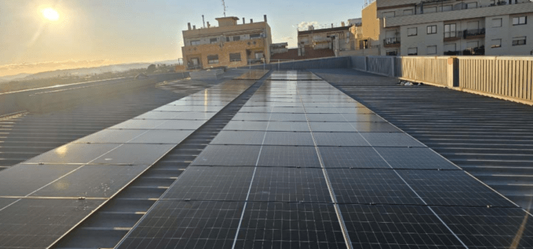 L’Ajuntament d’Alcanar instal·la plaques fotovoltaiques al Centre Cívic en el marc del Pla de Recuperació, Transformació i Resiliència