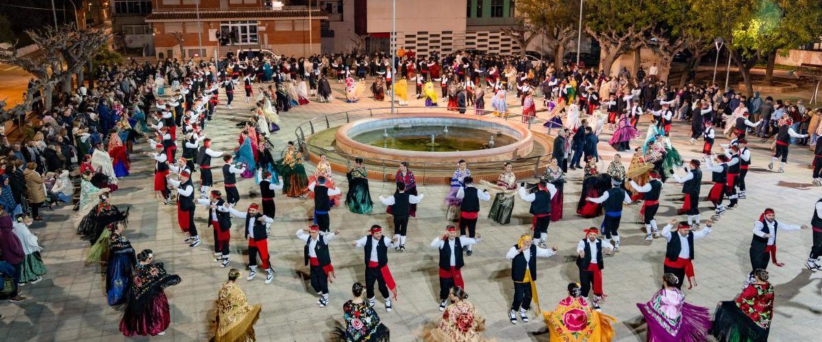 Alcanar viu un Sant Antoni d’homenatges amb 261 parelles de balladors