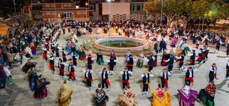 Alcanar viu un Sant Antoni d’homenatges amb 261 parelles de balladors