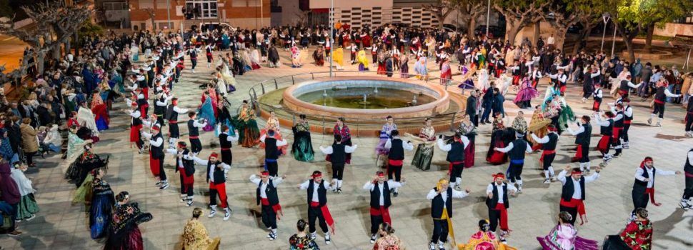 Alcanar viu un Sant Antoni d’homenatges amb 261 parelles de balladors