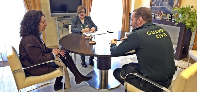 La subdelegada es reuneix amb l’alcaldessa de Sant Mateu, Ana Besalduch i Guàrdia Civil