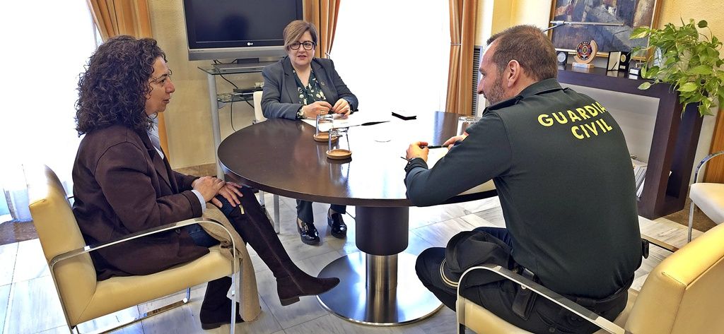 La subdelegada es reuneix amb l’alcaldessa de Sant Mateu, Ana Besalduch i Guàrdia Civil