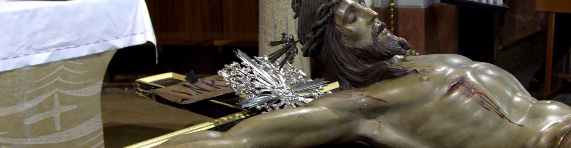 La venerada imagen del Cristo del Mar llega en procesión a la parroquia de Santa María del Mar