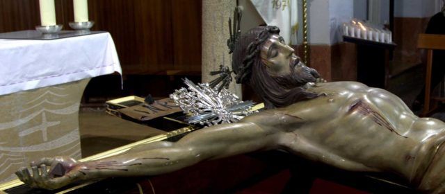 La venerada imagen del Cristo del Mar llega en procesión a la parroquia de Santa María del Mar