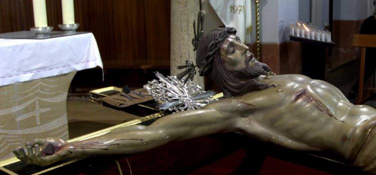 La venerada imagen del Cristo del Mar llega en procesión a la parroquia de Santa María del Mar