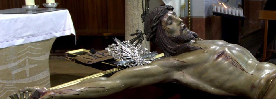 La venerada imagen del Cristo del Mar llega en procesión a la parroquia de Santa María del Mar