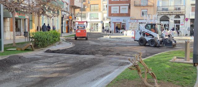 Asfalten el carrer Sant Cristòfol i les places Jovellar i Tres Reis