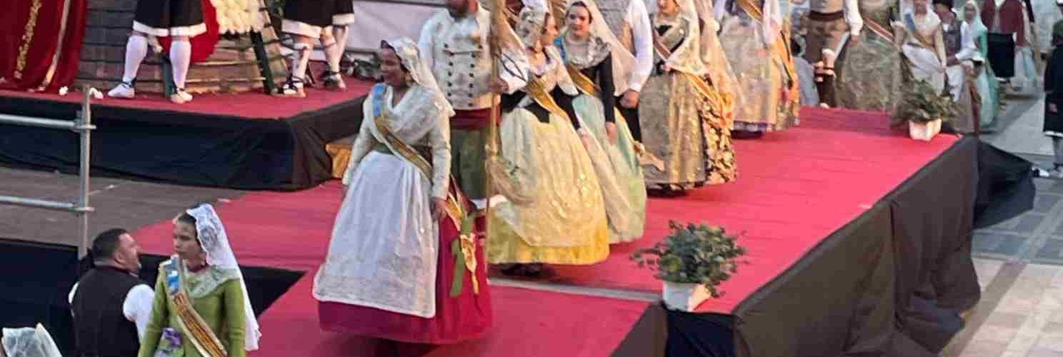 Ofrena de flors a la patrona de Benicarló per les comissions falleres