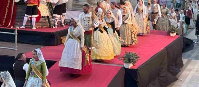 Ofrena de flors a la patrona de Benicarló per les comissions falleres
