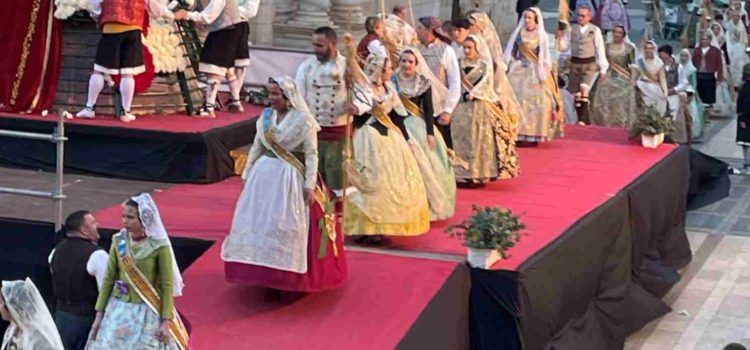 Ofrena de flors a la patrona de Benicarló per les comissions falleres
