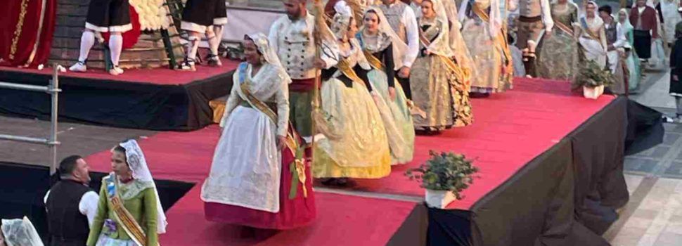 Ofrena de flors a la patrona de Benicarló per les comissions falleres