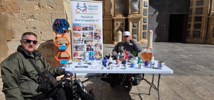 COCEMFE Maestrat munta una paradeta a la plaça Parroquial