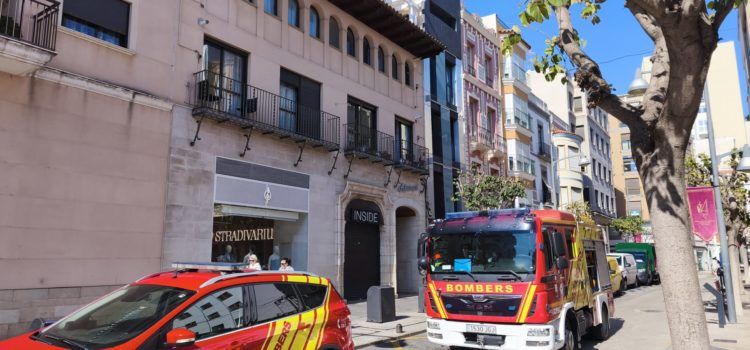 Ensurt al carrer del Socors que obliga a mobilitzar els bombers