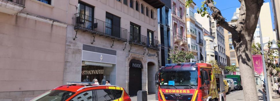 Ensurt al carrer del Socors que obliga a mobilitzar els bombers 