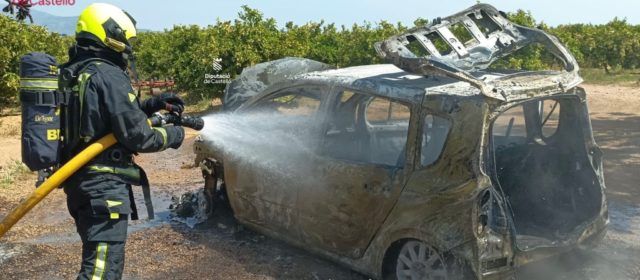 Se incendia un vehículo aparcado junto a una vivienda aislada de Vinaròs
