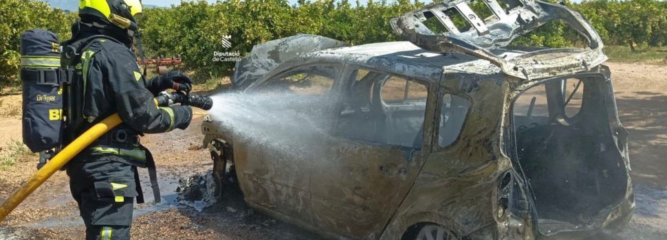 Se incendia un vehículo aparcado junto a una vivienda aislada de Vinaròs